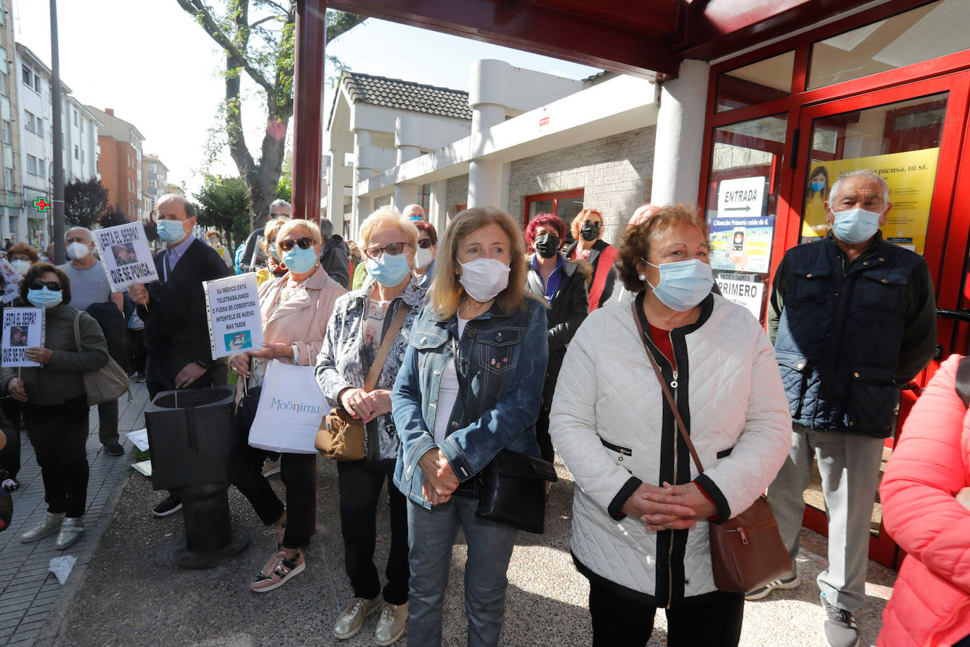 Una concentración de personas se ha manifestado en la calle Orán de Gijón a las puertas del Centro de Salud Perchera con el fin de solicitar una Atención Primaria presencial. 