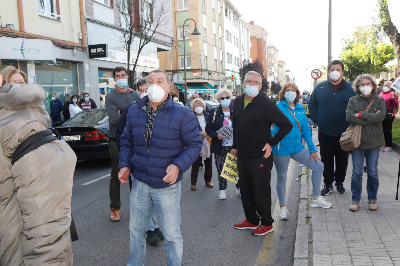 Una concentración de personas se ha manifestado en la calle Orán de Gijón a las puertas del Centro de Salud Perchera con el fin de solicitar una Atención Primaria presencial. 