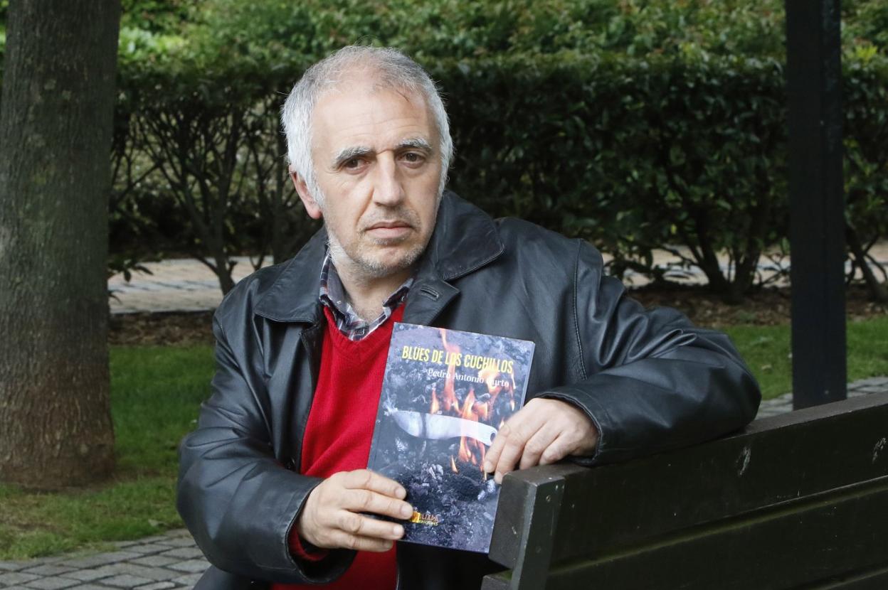 Pedro Antonio Curto posa con su libro. 