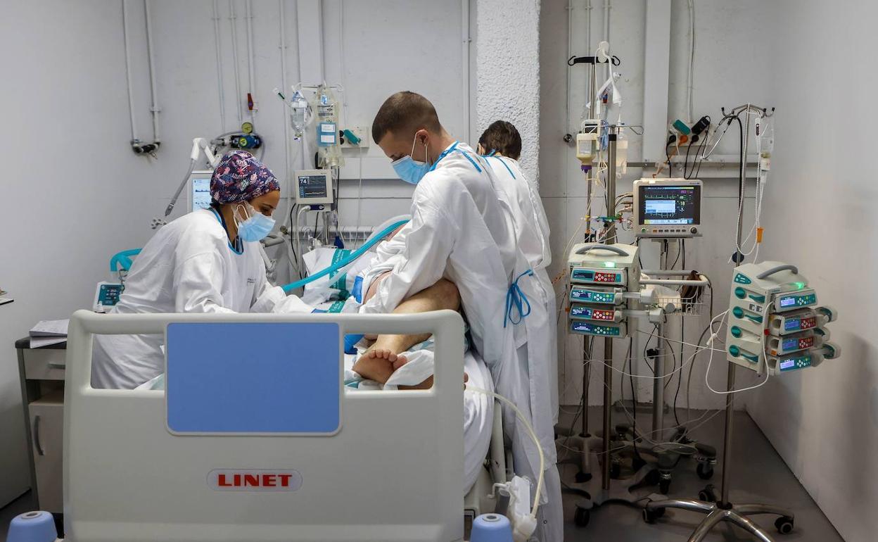 Sanitarios de un hospital de Sabadell atienden a un paciente en la UCI