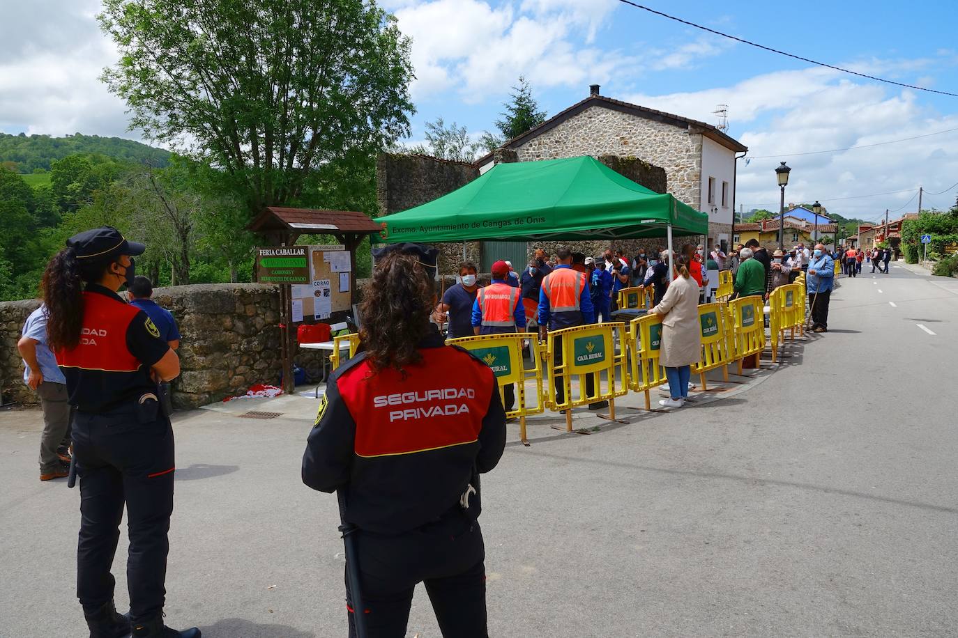 Ya está todo preparado para que arranque este miércoles la Feriona de Corao, que regresa al calendario de eventos ganaderos tras el parón del pasado año. La gran cita del sector en Cangas de Onís, de referencia incluso para todo el norte, se limita debido a la pandemia a los profesionales, de modo que al recinto podrán acceder tan solo ganaderos, tratantes y transportistas, todos ellos con certificado que acredite su actividad y con preinscripción previa.