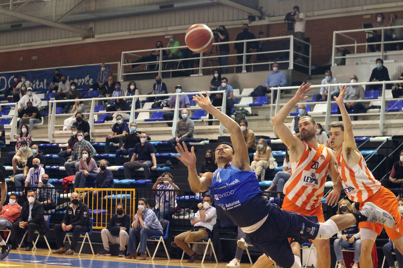 El Liberbank Oviedo cayó este martes en Pumarín ante el Leyma Coruña por 69-70, por lo que queda eliminado del play off.