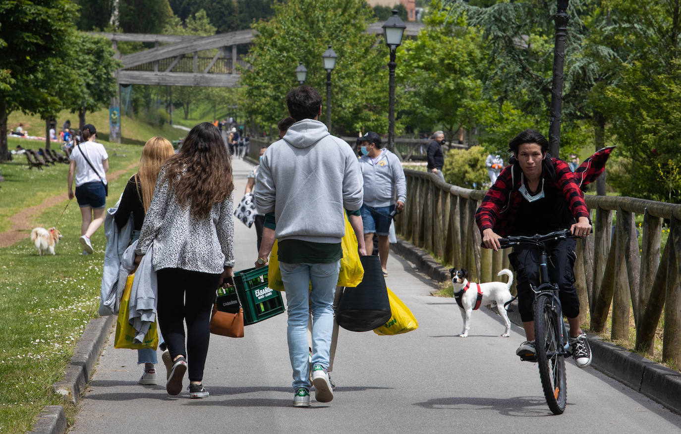 Miles de ovetenses disfrutaron del Martes de Campo. Se repartieron 4.000 bollos y botellas de vinos entre los socios de la Protectora de La Balesquida, en la que supone la primera edición desde que irrumpiera la pandemia. El Campo de San Francisco volvió a lucir repleto de vida, con familias y amigos disfrutando del tradicional bollo.