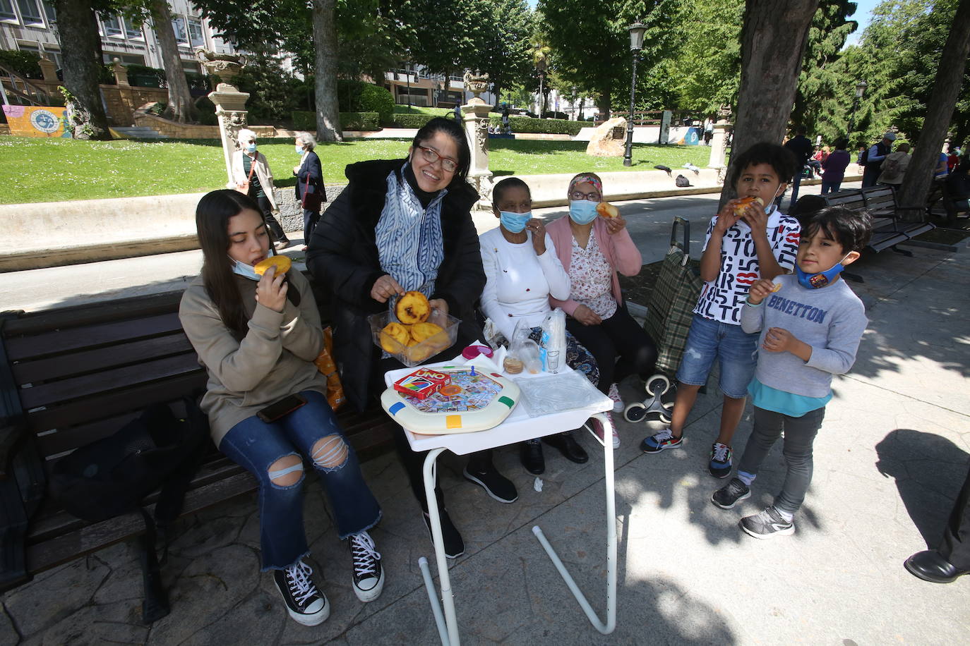 Miles de ovetenses disfrutaron del Martes de Campo. Se repartieron 4.000 bollos y botellas de vinos entre los socios de la Protectora de La Balesquida, en la que supone la primera edición desde que irrumpiera la pandemia. El Campo de San Francisco volvió a lucir repleto de vida, con familias y amigos disfrutando del tradicional bollo.