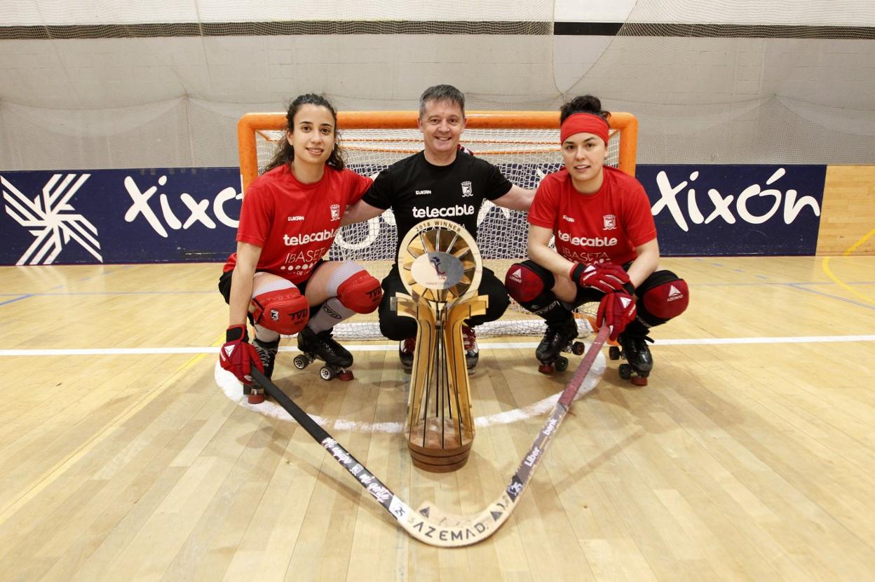 Fernando Sierra, flanqueado por las capitanas Sara Lolo, a la izquierda, y Natasha Lee, con la última Copa de Europa que conquistó en Lisboa el conjunto gijonés en 2018 tras derrotar al Benfica en la final. 