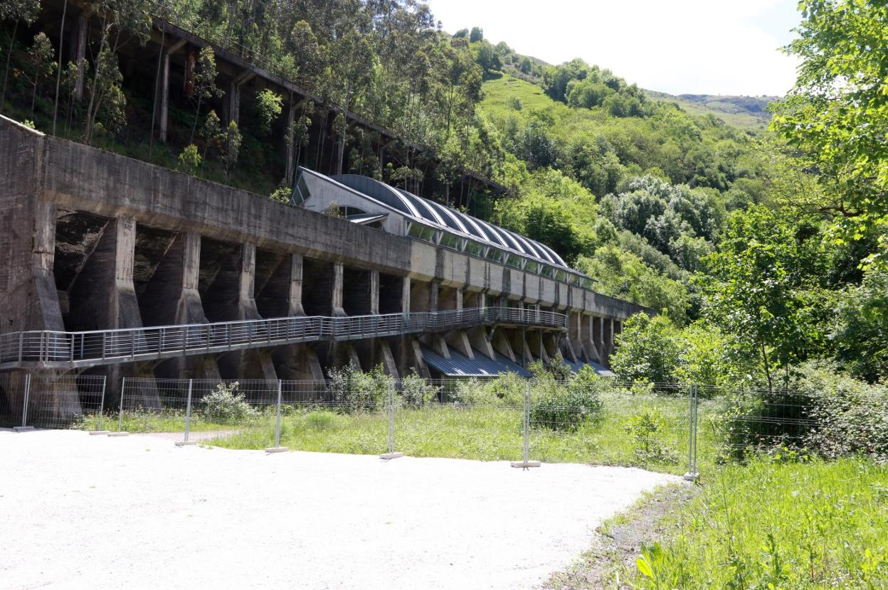 Estado que presentan las antiguas tolvas del Pozo Monsacro, en La Foz de Morcín. 