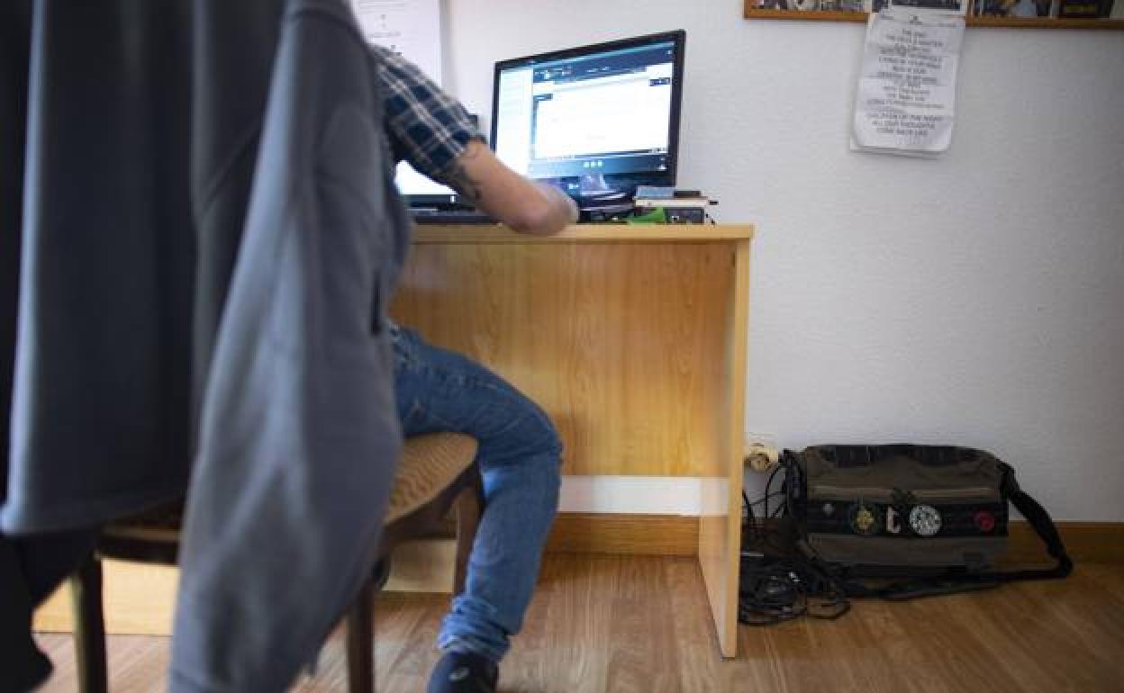 Una persona trabaja en su casa