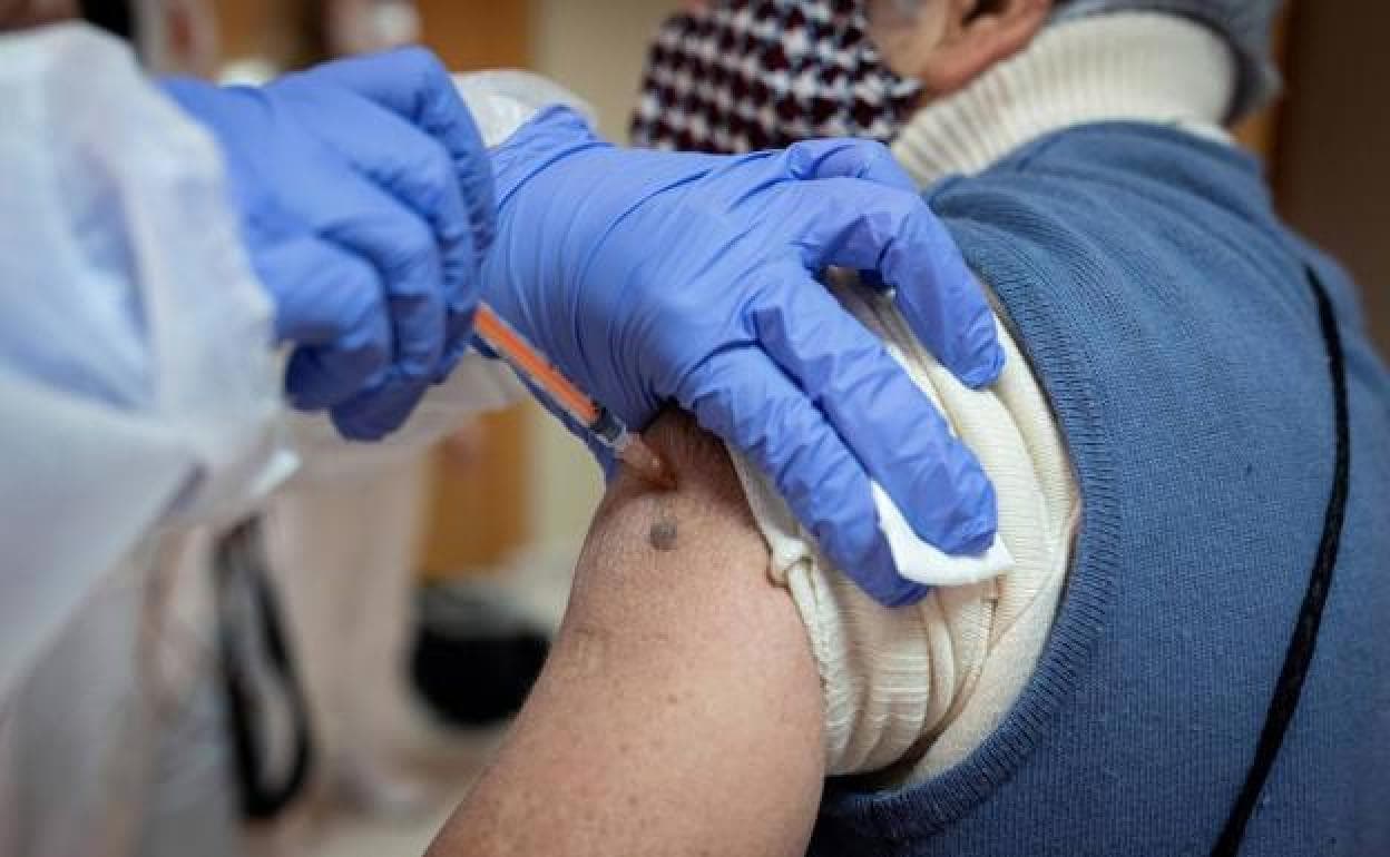Una persona se vacuna contra el coronavirus 