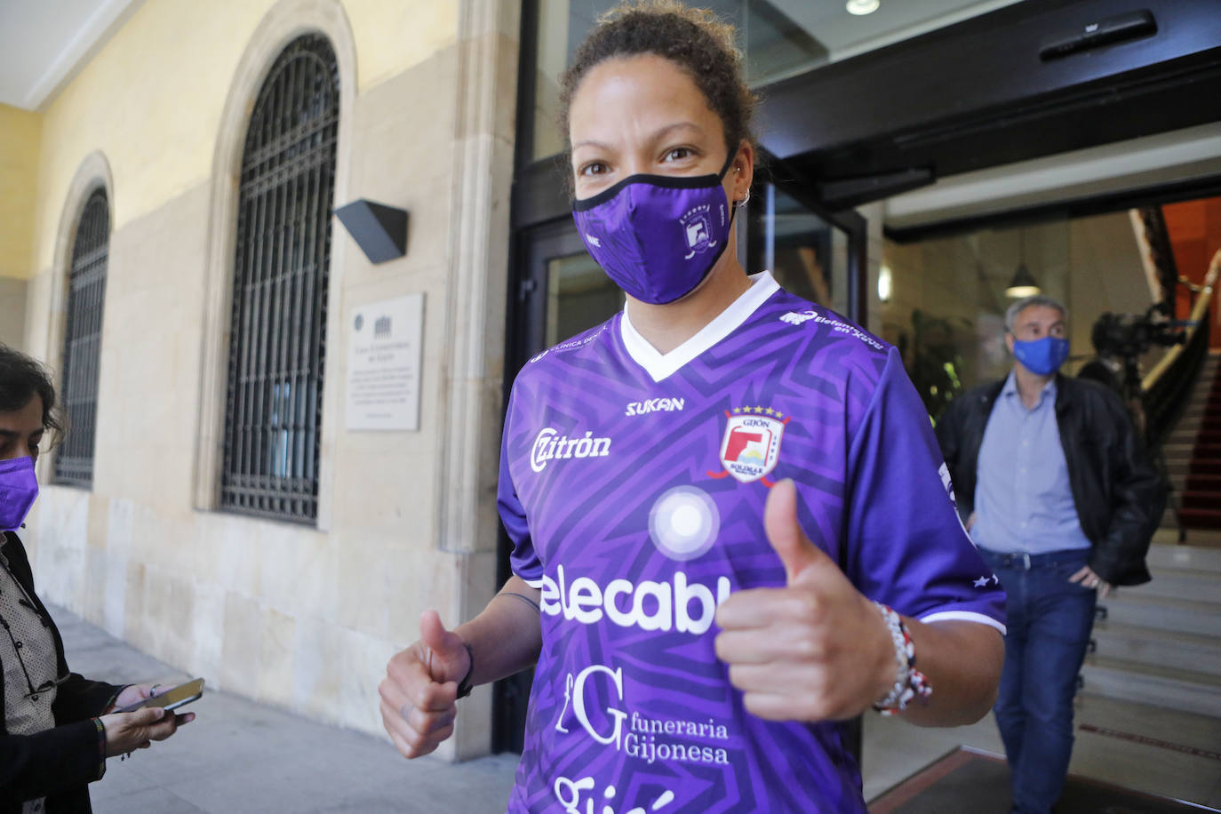 El Telecable HC presentó este miércoles la nueva equipvación que llevará en la Copa de Europa. Será de color violeta y está dedicada a la lucha contra la violencia de género.