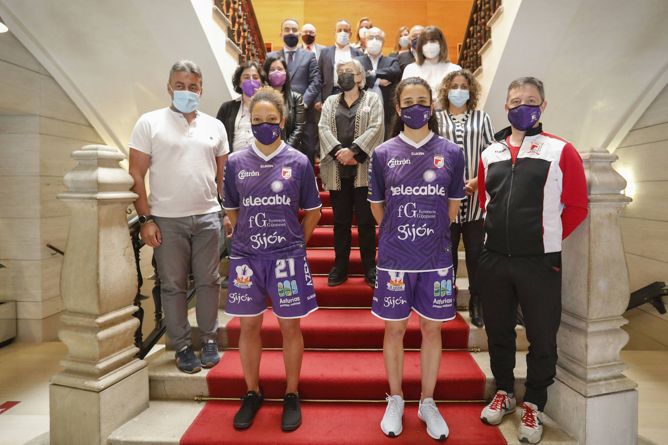 El Telecable HC presentó este miércoles la nueva equipvación que llevará en la Copa de Europa. Será de color violeta y está dedicada a la lucha contra la violencia de género.