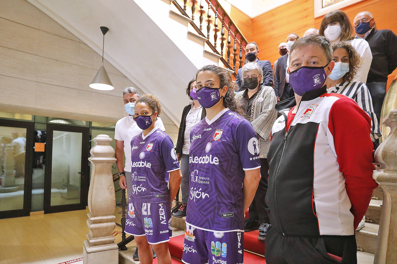 El Telecable HC presentó este miércoles la nueva equipvación que llevará en la Copa de Europa. Será de color violeta y está dedicada a la lucha contra la violencia de género.