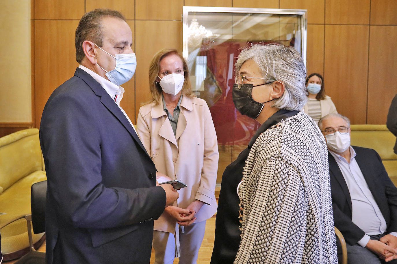 El Telecable HC presentó este miércoles la nueva equipvación que llevará en la Copa de Europa. Será de color violeta y está dedicada a la lucha contra la violencia de género.