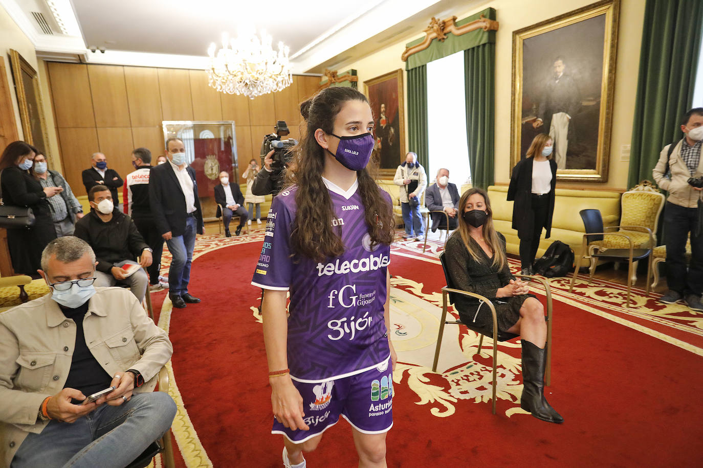 El Telecable HC presentó este miércoles la nueva equipvación que llevará en la Copa de Europa. Será de color violeta y está dedicada a la lucha contra la violencia de género.