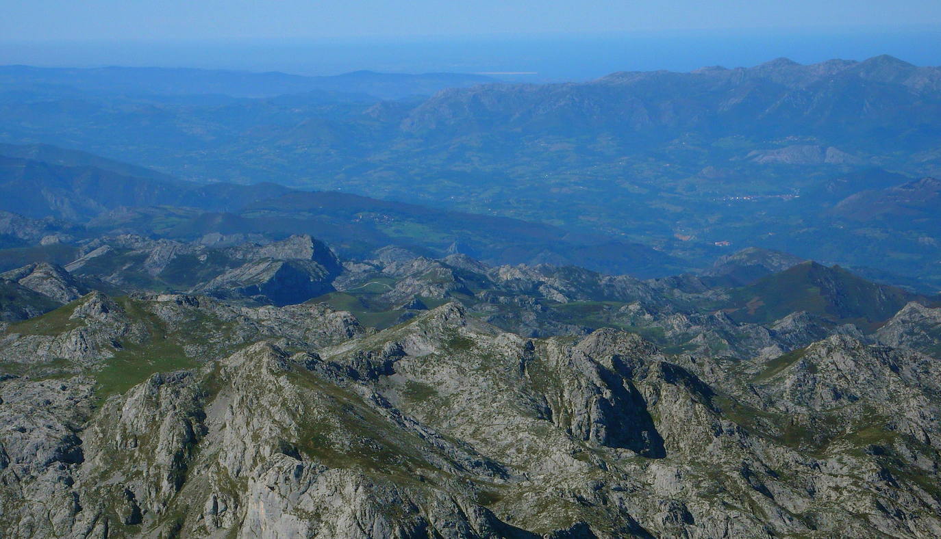 El Parque Nacional de los Picos de Europa cuenta con las cumbres más altas de la Cordillera Cantábrica, lo que indudablemente le da un enorme atractivo paisajístico, turístico y deportivo. Es el tercer Parque Nacional más visitado de España, con casi dos millones de visitantes anuales y fue declarado Reserva de la Biosfera en 2003. 