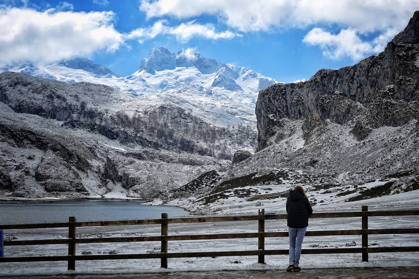 El Parque Nacional de los Picos de Europa cuenta con las cumbres más altas de la Cordillera Cantábrica, lo que indudablemente le da un enorme atractivo paisajístico, turístico y deportivo. Es el tercer Parque Nacional más visitado de España, con casi dos millones de visitantes anuales y fue declarado Reserva de la Biosfera en 2003. 