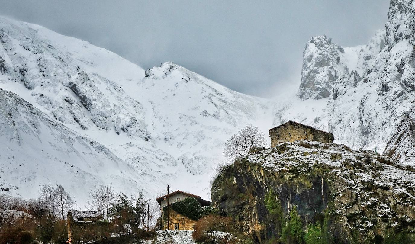 El Parque Nacional de los Picos de Europa cuenta con las cumbres más altas de la Cordillera Cantábrica, lo que indudablemente le da un enorme atractivo paisajístico, turístico y deportivo. Es el tercer Parque Nacional más visitado de España, con casi dos millones de visitantes anuales y fue declarado Reserva de la Biosfera en 2003. 