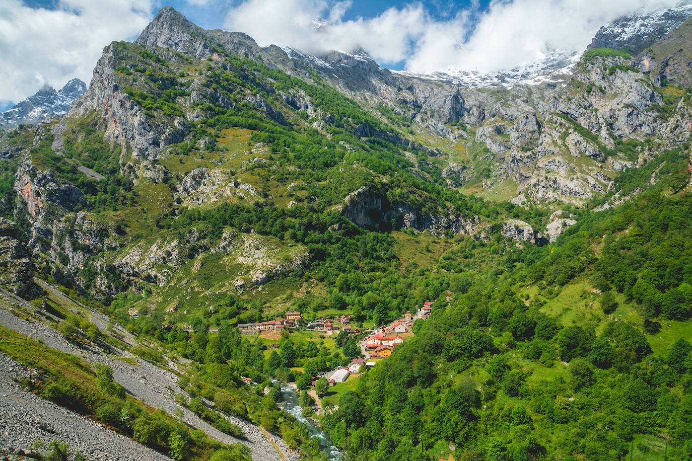 El Parque Nacional de los Picos de Europa cuenta con las cumbres más altas de la Cordillera Cantábrica, lo que indudablemente le da un enorme atractivo paisajístico, turístico y deportivo. Es el tercer Parque Nacional más visitado de España, con casi dos millones de visitantes anuales y fue declarado Reserva de la Biosfera en 2003. 