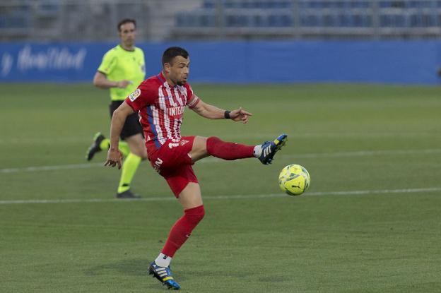 La plantilla da el brazalete a Javi Fuego