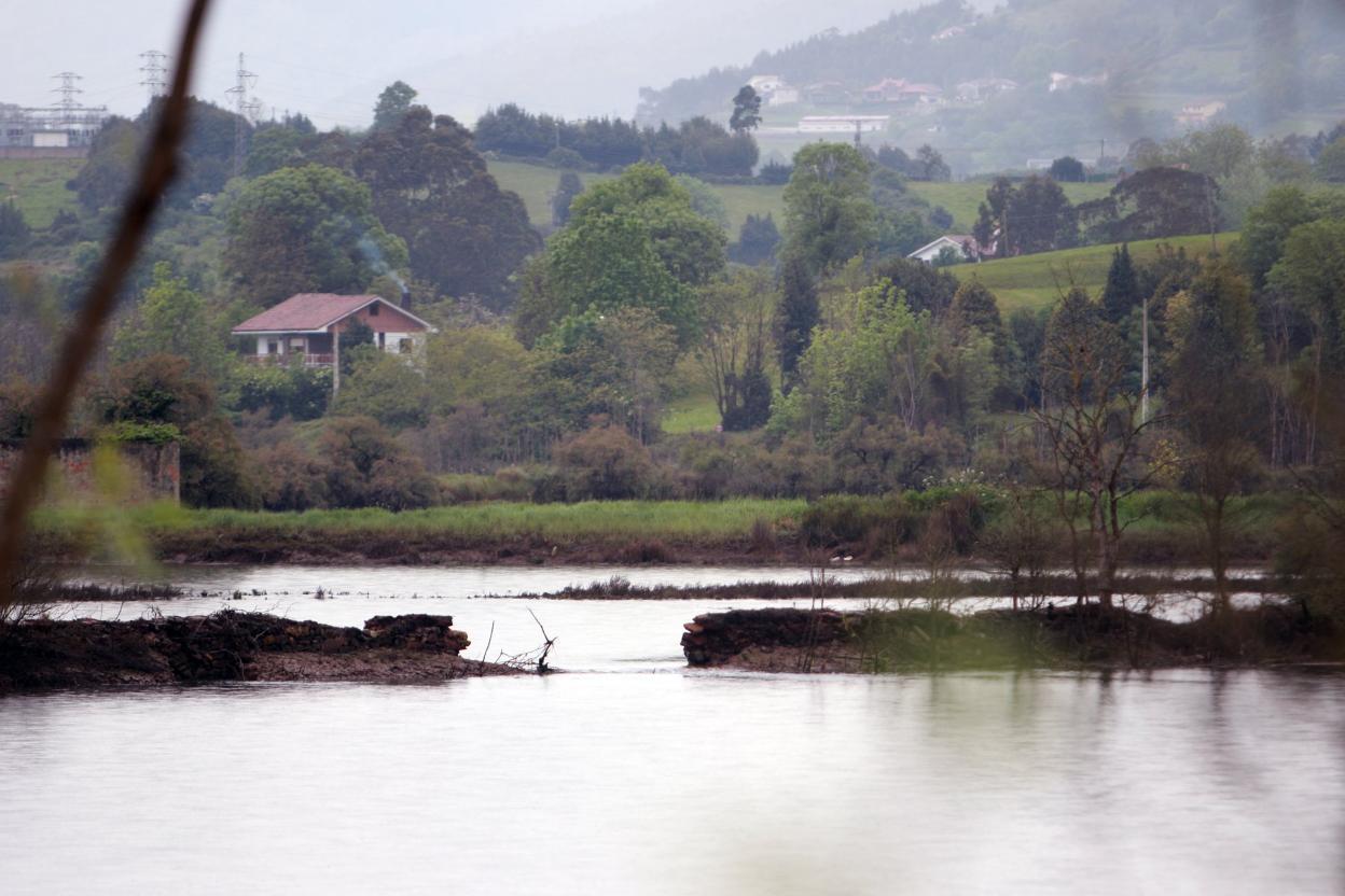 El dique de un porreo destrozado por falta de mantenimiento. 