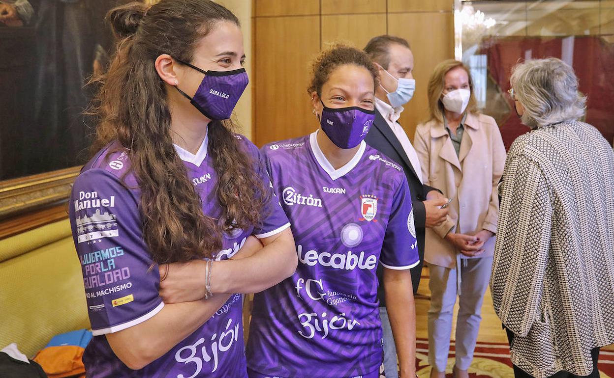 Dos jugadoras del Telecable, este miércoles en el Ayuntamiento gijonés. 