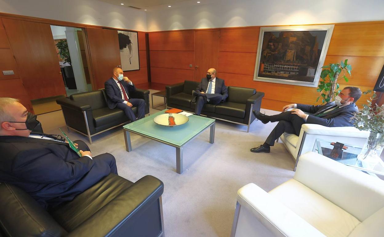 Reunión entre el presidente del Principado, Adrián Barbón y el presidente del sindicato CSIF, Miguel Borra. 