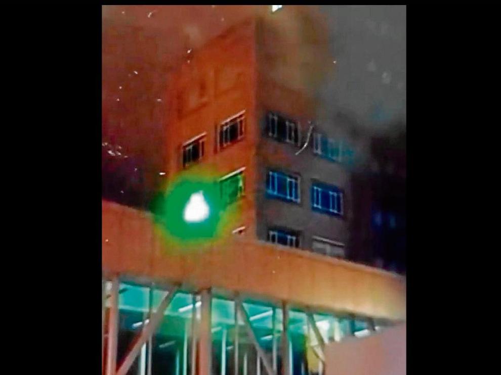 La luz que salía de una ventana del hospital llamó la atención de los agentes que patrullaban por la zona