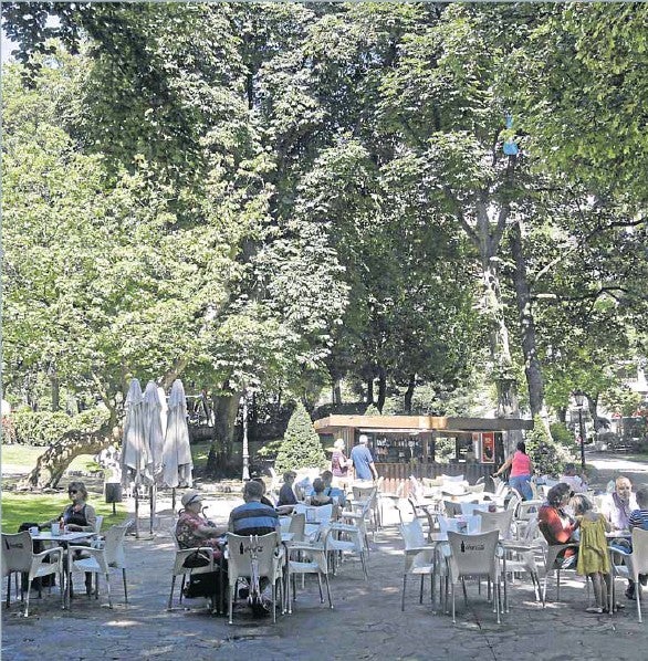 El aguaducho es, junto al Paseo del Bombé y de Los Alamos, uno de los lugares más emblemáticos del Parque San Francisco a pesar de que durante los últimos tiempos su uso haya caído en el olvido. Niños, convertidos hoy en padres, compartían horchatas con sus abuelos. La renovación del espacio pretende darle una nueva vida y, enlazar a un tiempo, con un pasado pleno de recuerdos para muchas generaciones.