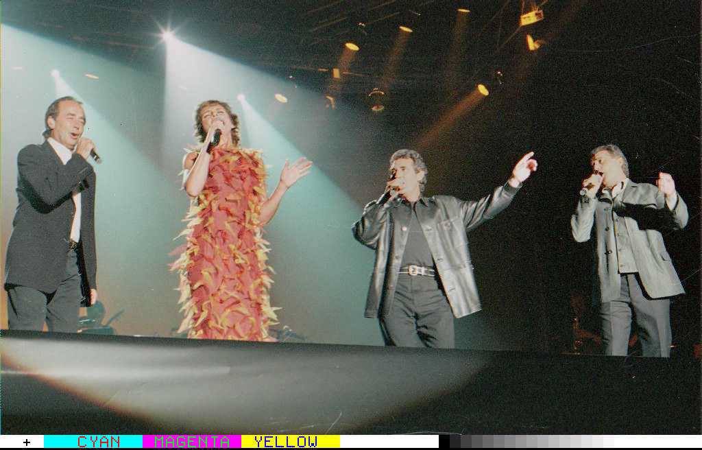 Ana Belén, la niña prodigio que se convirtió en estrella de cine y cantante suma hoy 70 años convertida en una de las artistas más completas que ha alumbrado este país. Su paso por la gran pantalla, sus éxitos en los escenarios, su carisma y su elegancia le acompañan en un cambio de década que afronta a lado de su pareja desde hace casi medio siglo, el cantautor asturiano Víctor Manuel, y sin dejar de trabajar. Interpreta estos días sobre las tablas del teatro 'Eva contra Eva' y el Festival de Teatro de Almagro la espera para representar 'Antonio y Cleopatra'