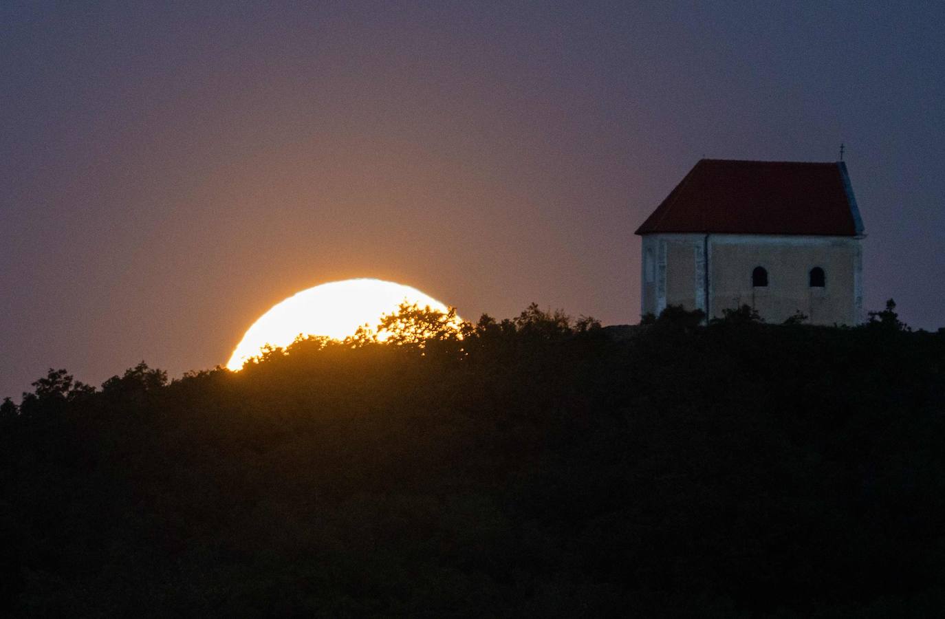 La madrugada del 26 de mayo tuvo lugar una espectacular cita astronómica ya que se produjo el eclipse lunar de 2021. Este fenómeno es denominado Luna de Sangre por sus características y peculiar colorido o Luna de Flores, nombre que le dieron las primeras tribus nativas americanas de agricultores, ya que coincide con la época de mayor florecimiento.