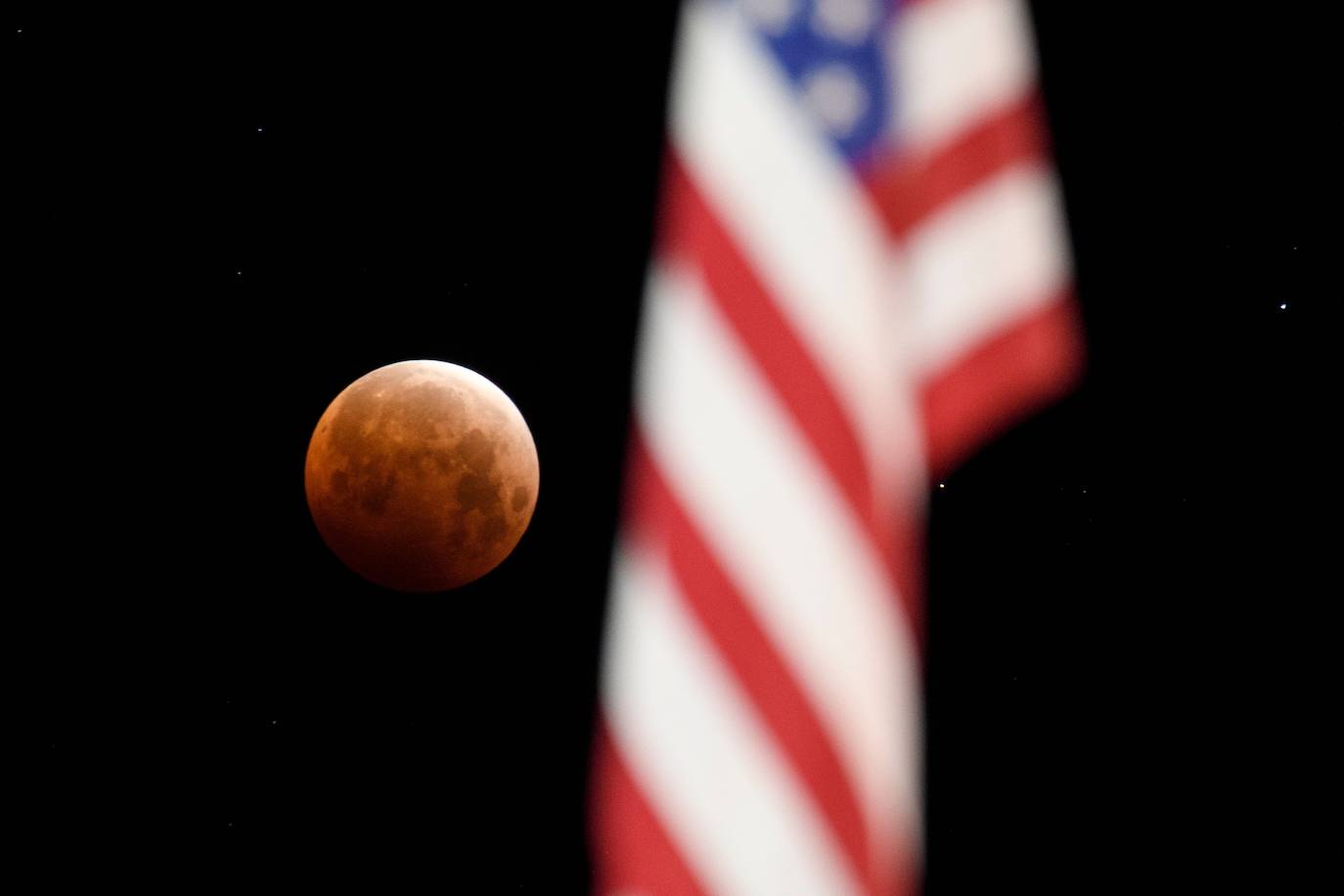 La madrugada del 26 de mayo tuvo lugar una espectacular cita astronómica ya que se produjo el eclipse lunar de 2021. Este fenómeno es denominado Luna de Sangre por sus características y peculiar colorido o Luna de Flores, nombre que le dieron las primeras tribus nativas americanas de agricultores, ya que coincide con la época de mayor florecimiento.