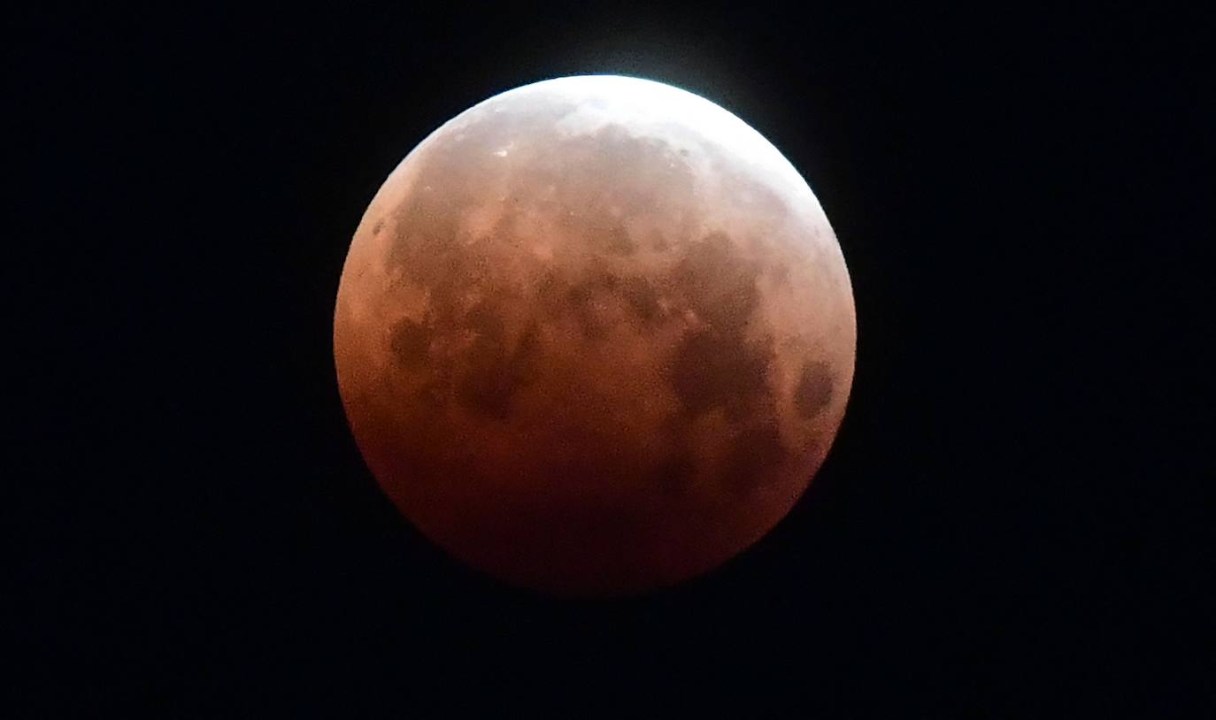 La madrugada del 26 de mayo tuvo lugar una espectacular cita astronómica ya que se produjo el eclipse lunar de 2021. Este fenómeno es denominado Luna de Sangre por sus características y peculiar colorido o Luna de Flores, nombre que le dieron las primeras tribus nativas americanas de agricultores, ya que coincide con la época de mayor florecimiento.