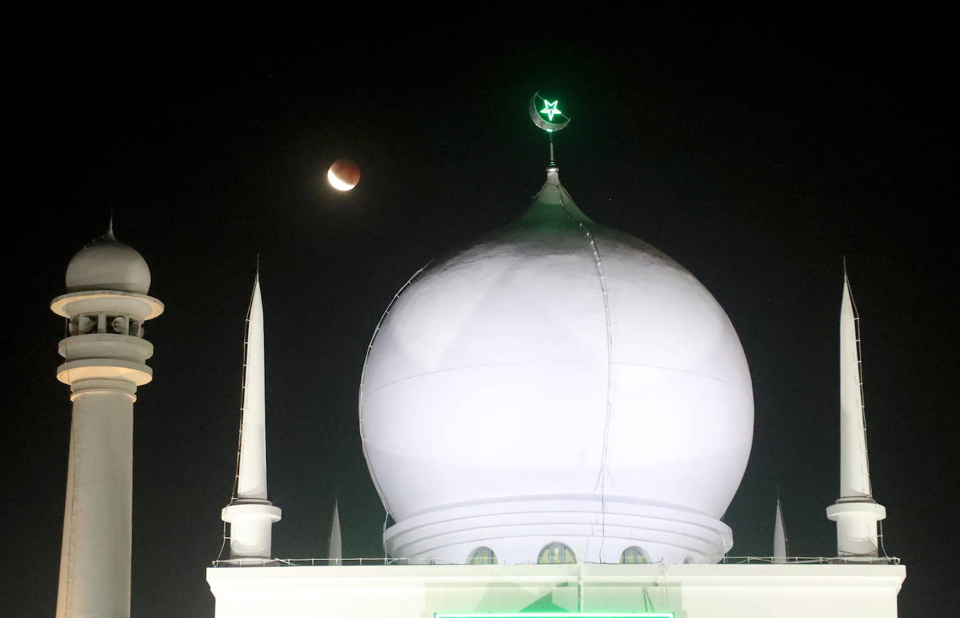 La madrugada del 26 de mayo tuvo lugar una espectacular cita astronómica ya que se produjo el eclipse lunar de 2021. Este fenómeno es denominado Luna de Sangre por sus características y peculiar colorido o Luna de Flores, nombre que le dieron las primeras tribus nativas americanas de agricultores, ya que coincide con la época de mayor florecimiento.