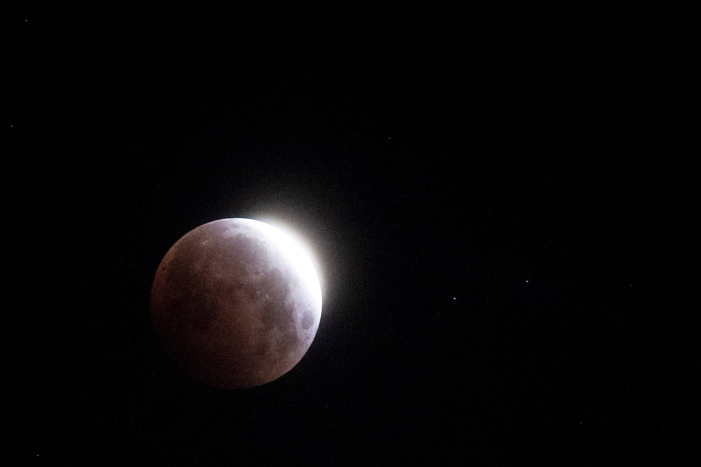 La madrugada del 26 de mayo tuvo lugar una espectacular cita astronómica ya que se produjo el eclipse lunar de 2021. Este fenómeno es denominado Luna de Sangre por sus características y peculiar colorido o Luna de Flores, nombre que le dieron las primeras tribus nativas americanas de agricultores, ya que coincide con la época de mayor florecimiento.