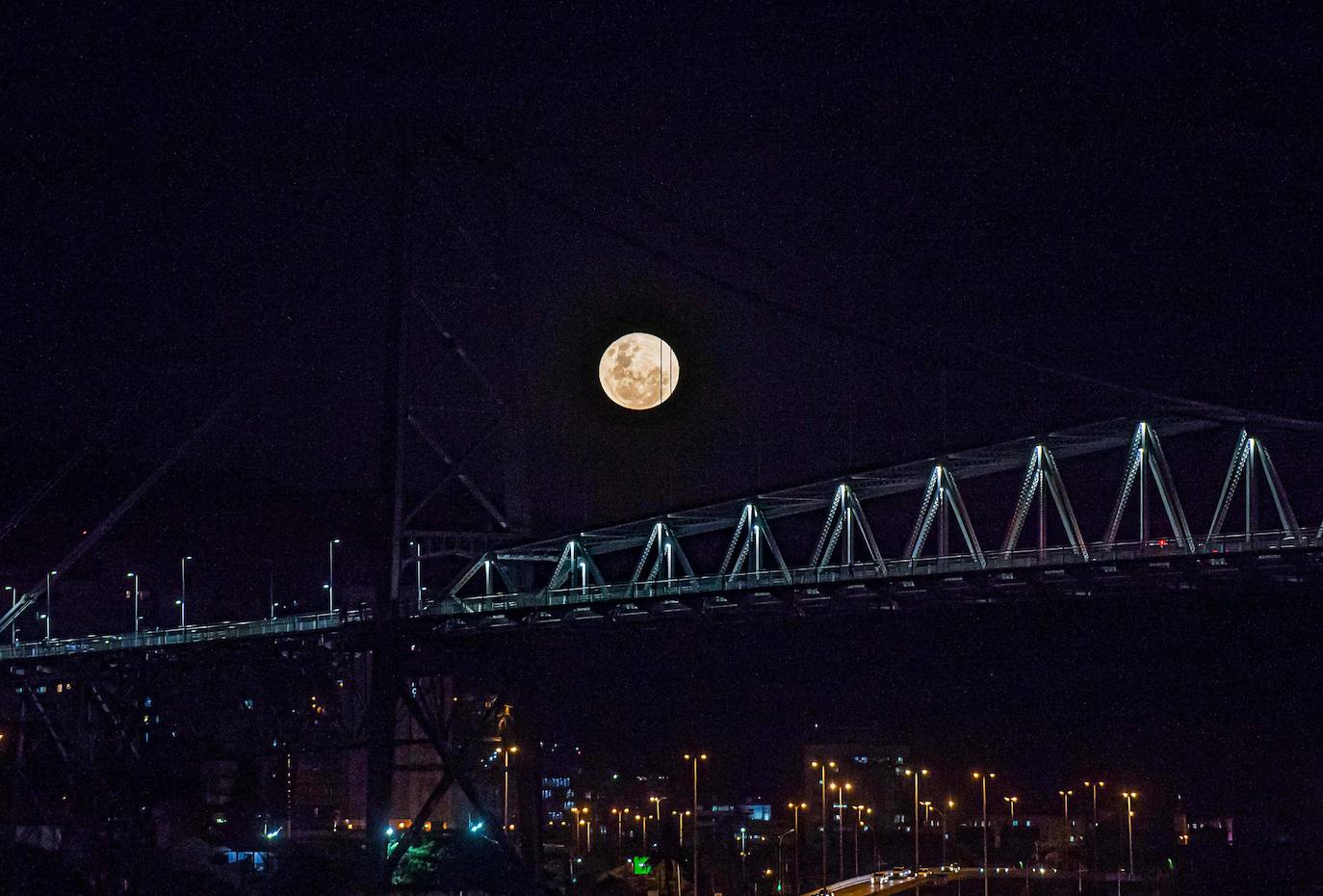 La madrugada del 26 de mayo tuvo lugar una espectacular cita astronómica ya que se produjo el eclipse lunar de 2021. Este fenómeno es denominado Luna de Sangre por sus características y peculiar colorido o Luna de Flores, nombre que le dieron las primeras tribus nativas americanas de agricultores, ya que coincide con la época de mayor florecimiento.