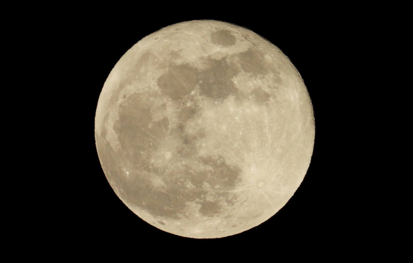 La madrugada del 26 de mayo tuvo lugar una espectacular cita astronómica ya que se produjo el eclipse lunar de 2021. Este fenómeno es denominado Luna de Sangre por sus características y peculiar colorido o Luna de Flores, nombre que le dieron las primeras tribus nativas americanas de agricultores, ya que coincide con la época de mayor florecimiento.