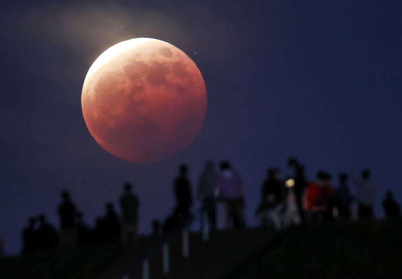 La madrugada del 26 de mayo tuvo lugar una espectacular cita astronómica ya que se produjo el eclipse lunar de 2021. Este fenómeno es denominado Luna de Sangre por sus características y peculiar colorido o Luna de Flores, nombre que le dieron las primeras tribus nativas americanas de agricultores, ya que coincide con la época de mayor florecimiento.