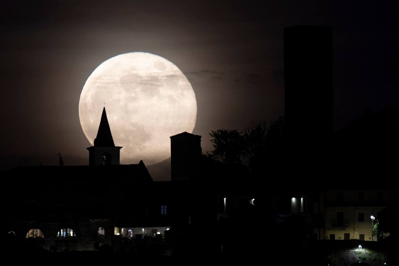 La madrugada del 26 de mayo tuvo lugar una espectacular cita astronómica ya que se produjo el eclipse lunar de 2021. Este fenómeno es denominado Luna de Sangre por sus características y peculiar colorido o Luna de Flores, nombre que le dieron las primeras tribus nativas americanas de agricultores, ya que coincide con la época de mayor florecimiento.