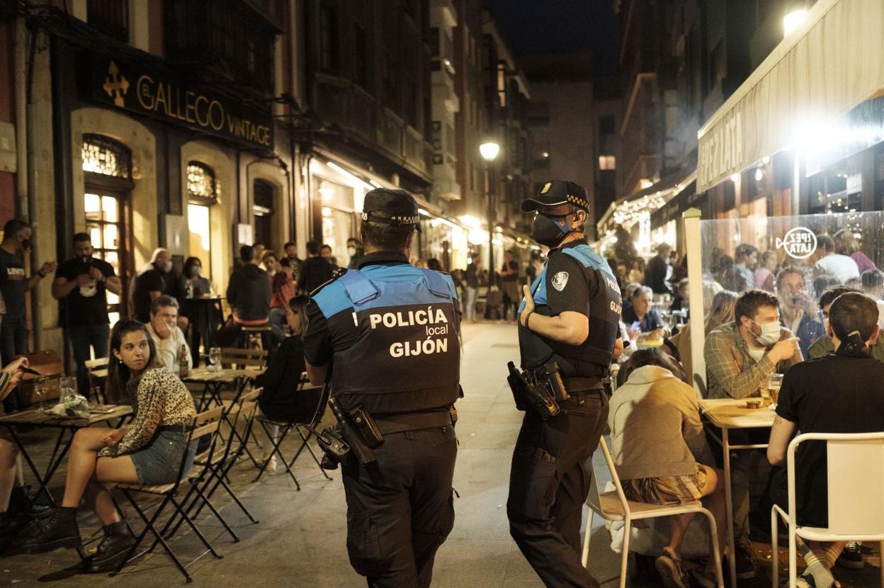 Dos agentes de la policía local de Gijón, en la Ruta de los Vinos. 