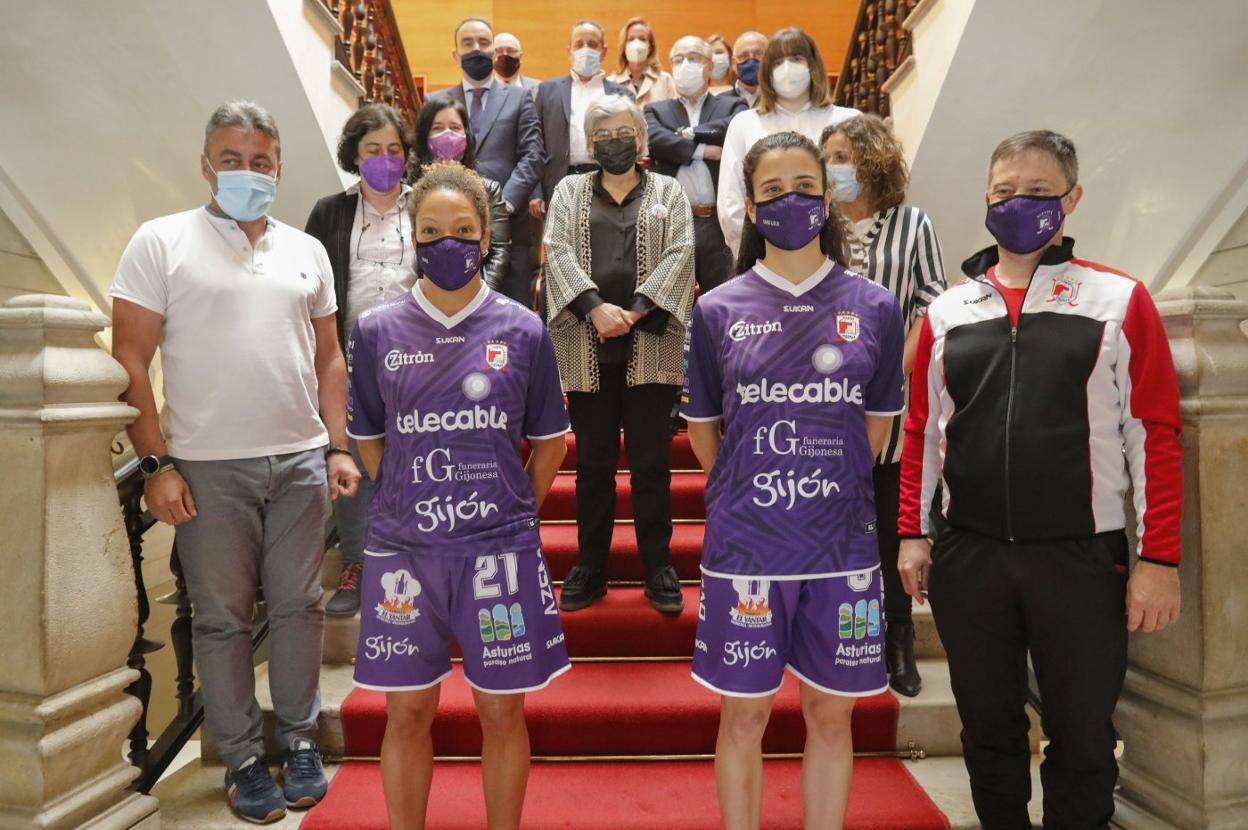 José Ramón Tuero, Vanesa Daribo, Sara Lolo y Fernando Sierra en primera fila. Detrás, en el centro, la alcaldesa, Ana González y su derecha la directora general de Deportes, Beatriz Álvarez Mesa. 