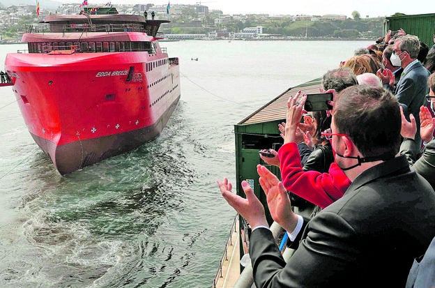 Momento en el que el nuevo barco entra en el agua. 