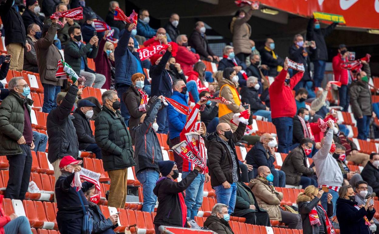 Aficionados rojiblancos en el encuentro de Copa del Rey contra el Betis 