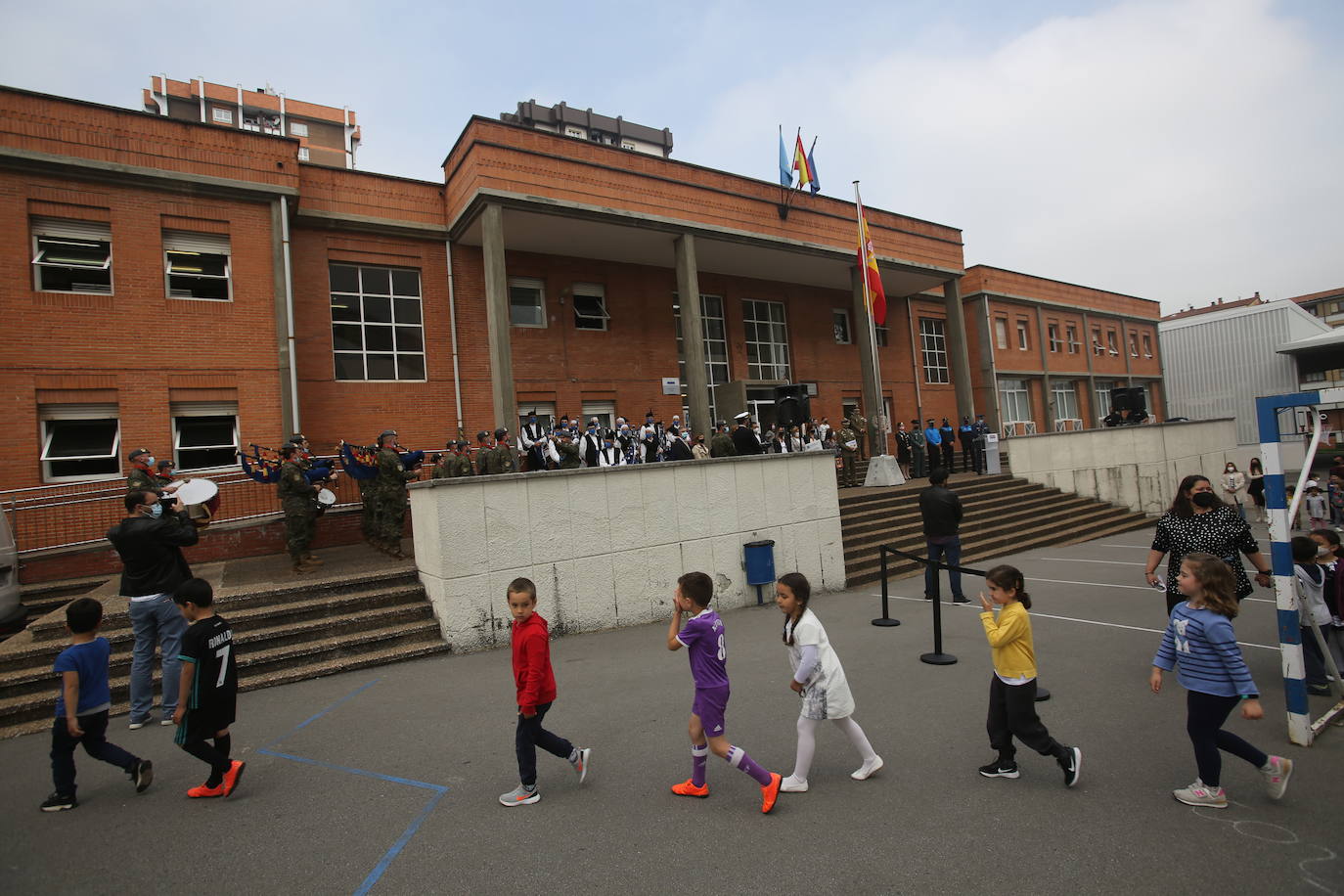 Los alumnos del colegio Buenavista II de Oviedo han asistido al primer izado de la bandera de España en un centro público. Este acto, en el que han participado representantes institucionales, pretende dar a conocer este símbolo nacional, la Constitución Española y el trabajo de las Fuerzas Armadas. 