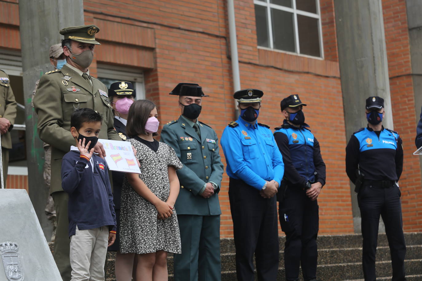 Los alumnos del colegio Buenavista II de Oviedo han asistido al primer izado de la bandera de España en un centro público. Este acto, en el que han participado representantes institucionales, pretende dar a conocer este símbolo nacional, la Constitución Española y el trabajo de las Fuerzas Armadas. 