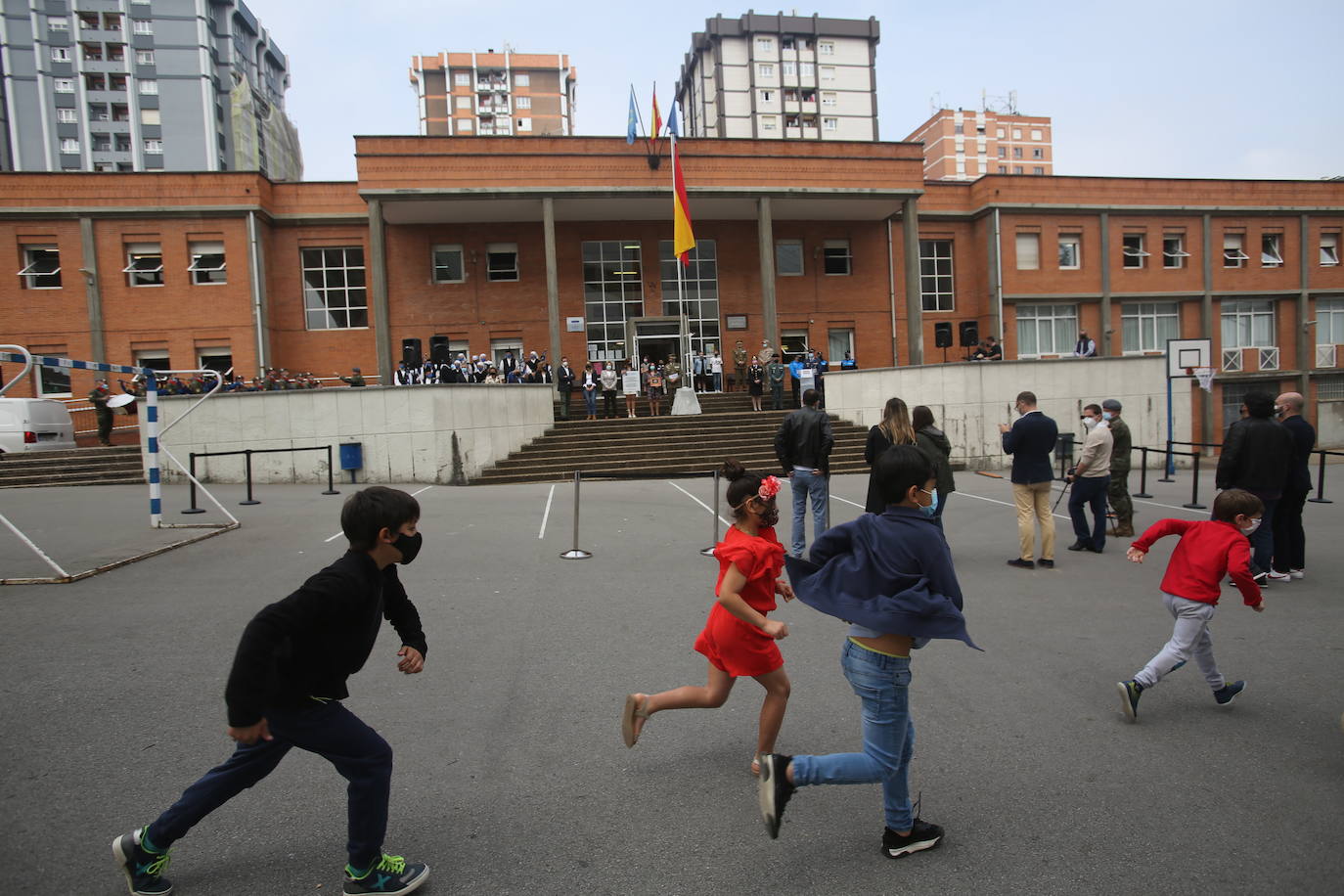 Los alumnos del colegio Buenavista II de Oviedo han asistido al primer izado de la bandera de España en un centro público. Este acto, en el que han participado representantes institucionales, pretende dar a conocer este símbolo nacional, la Constitución Española y el trabajo de las Fuerzas Armadas. 