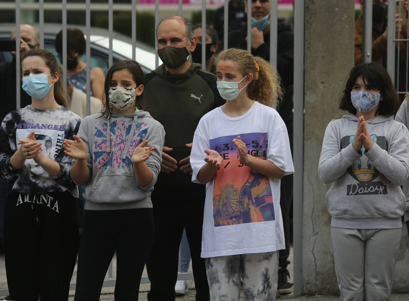 Los alumnos del colegio Buenavista II de Oviedo han asistido al primer izado de la bandera de España en un centro público. Este acto, en el que han participado representantes institucionales, pretende dar a conocer este símbolo nacional, la Constitución Española y el trabajo de las Fuerzas Armadas. 