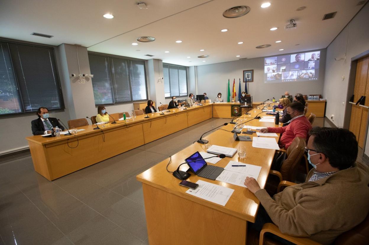 La sesión se llevó a cabo de manera semipresencial. 