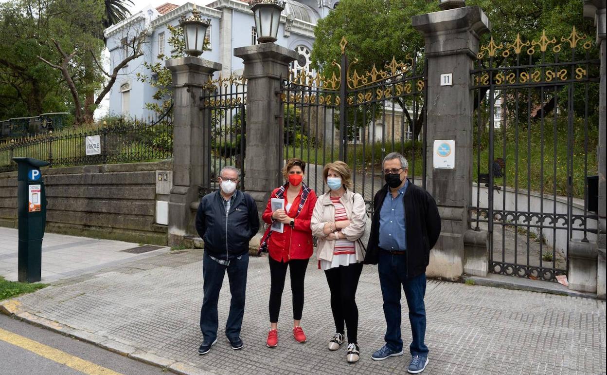 La vicepresidenta de la Junta General del Principado, Celia Fernández; y la portavoz socialista en materia de memoria democrática, Lidia Fernández, junto a miembros de la Plataforma por los Servicios Públicos de Avilés y Comarca. 