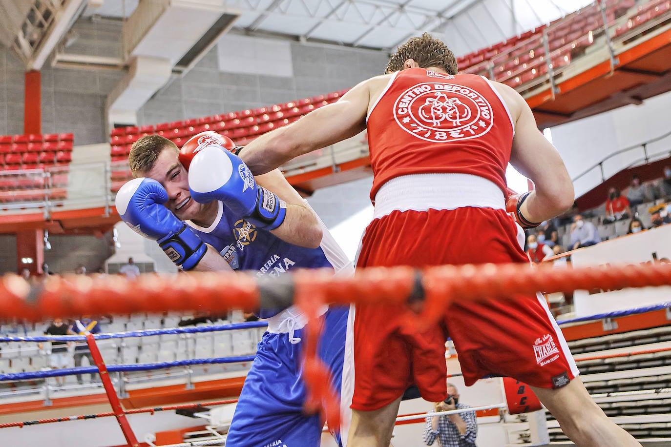 El Palacio de Deportes ha acogido este sábado las peleas de boxeo regional. La más relevante de todas fue la que enfrentó a Manuel García (Tíbet) contra David Hernández (Asturbox), dentro del peso welter. Finalmente el vencedor fue el primero. En el otro duelo que centró la mirada de los aficionados, Daniel Carazo (Yas) se impuso a Fabricio Maverik (Street), en los superpesados, por el mismo resultado.