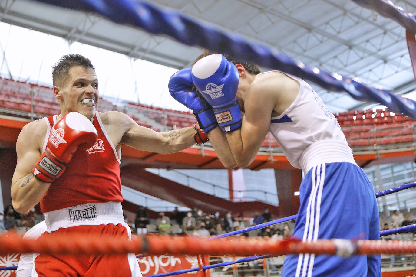 El Palacio de Deportes ha acogido este sábado las peleas de boxeo regional. La más relevante de todas fue la que enfrentó a Manuel García (Tíbet) contra David Hernández (Asturbox), dentro del peso welter. Finalmente el vencedor fue el primero. En el otro duelo que centró la mirada de los aficionados, Daniel Carazo (Yas) se impuso a Fabricio Maverik (Street), en los superpesados, por el mismo resultado.