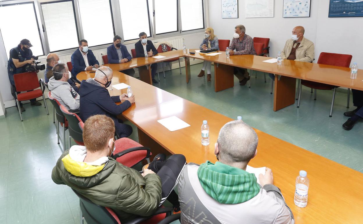 Un momento de la reunión del Principado y la ejecutiva de la Federación de Cofradías de Pescadores.